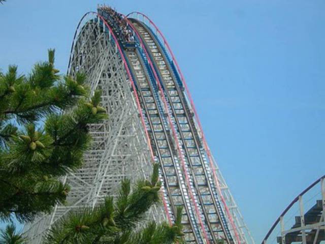 Eagle adalah salah satu satu roller coaster yang terletak di Six Flags ...
