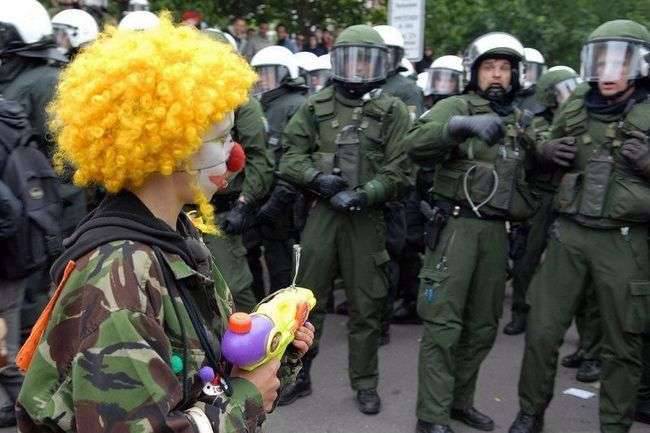 Mundurowi na wesoło 112