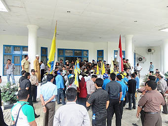 Demo, Mahasiswa Bawa Sayur & Telur 14945861f0c23c311ca2790d5153f8e9bc10fed9 Demo, Mahasiswa Bawa Sayur & Telur